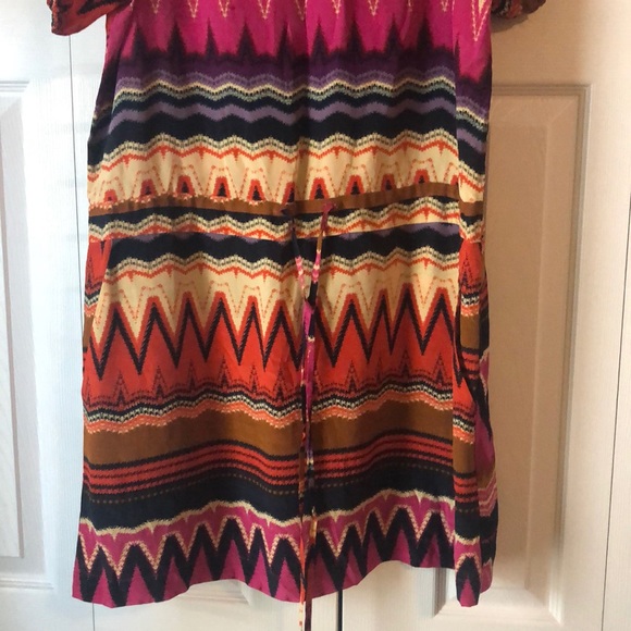 Short light weight mini dress with fun cut-out - Picture 3 of 3